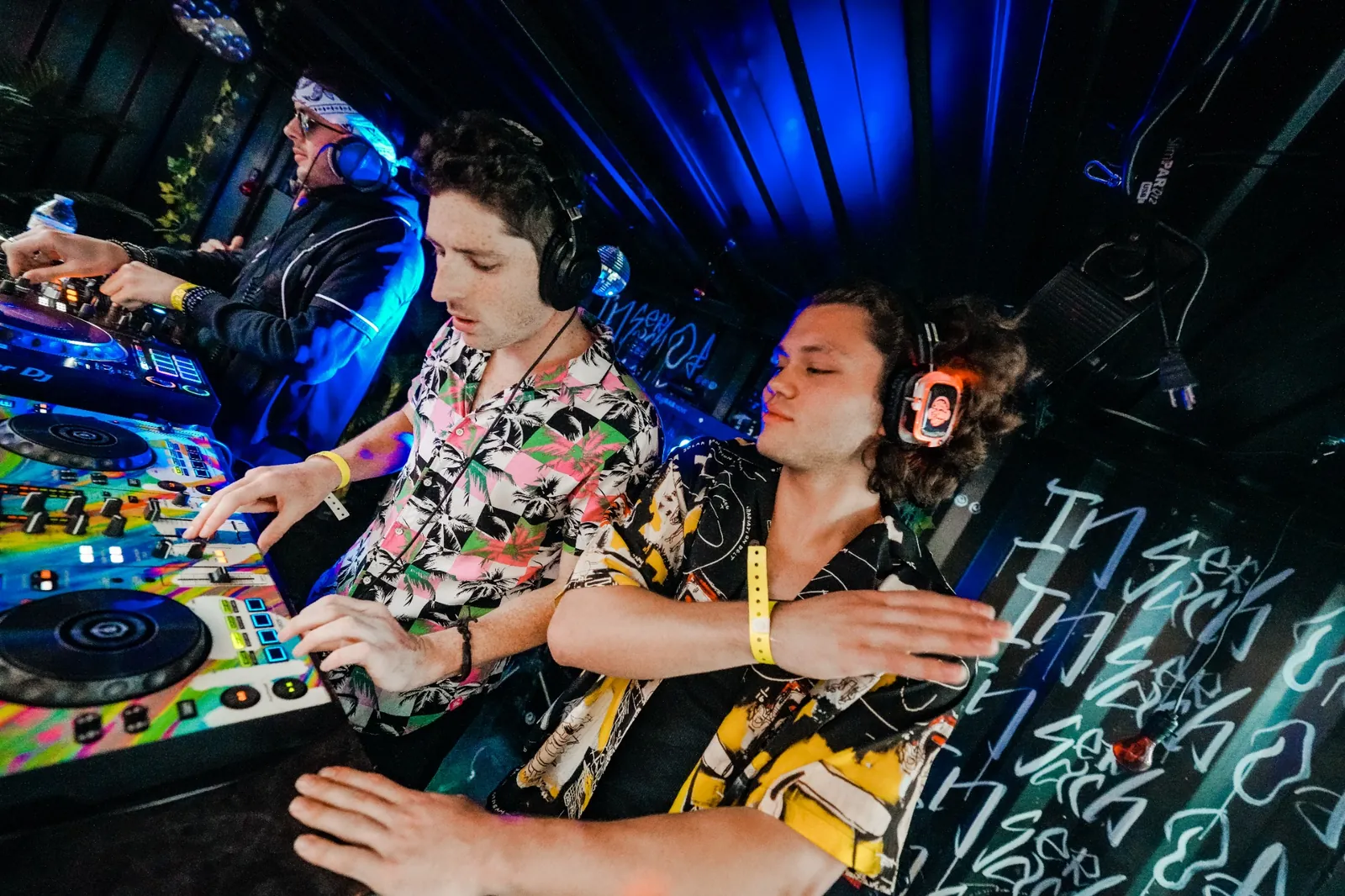 BOJAK mixing on professional DJ equipment